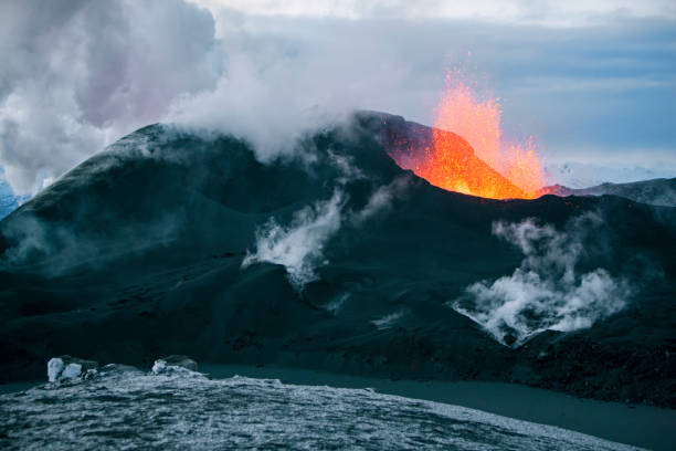 éruption du volcan - fimmvorduhals photos et images de collection