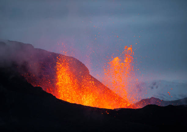 éruption du volcan - fimmvorduhals photos et images de collection