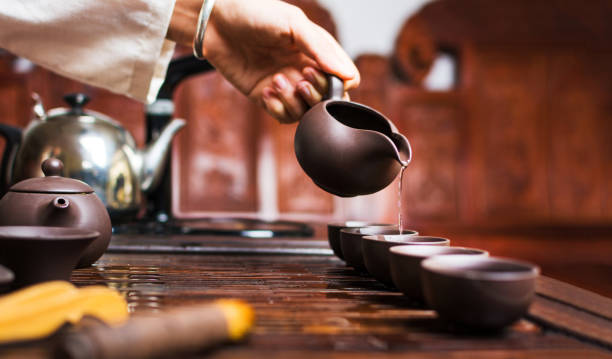 cerimônia do chá, mulher derramando tradicionalmente preparado de chá chinês - tea ceremony - fotografias e filmes do acervo