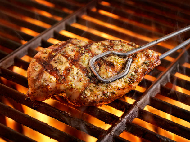 barbacoa, pechuga de pollo hierbas - grilled chicken chicken barbecue grill grilled fotografías e imágenes de stock