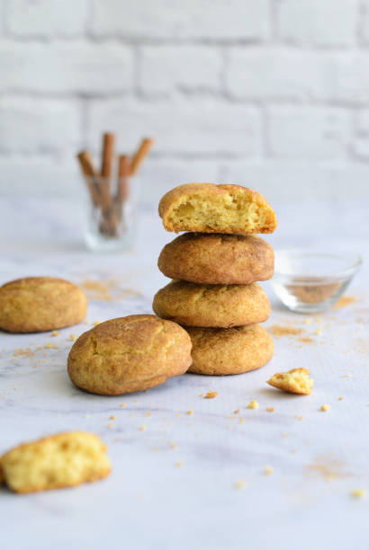 świeżo upieczone ciasteczka cynamonowe, ciasteczka snickerdoodle na jasnym tle - 5600 zdjęcia i obrazy z banku zdjęć