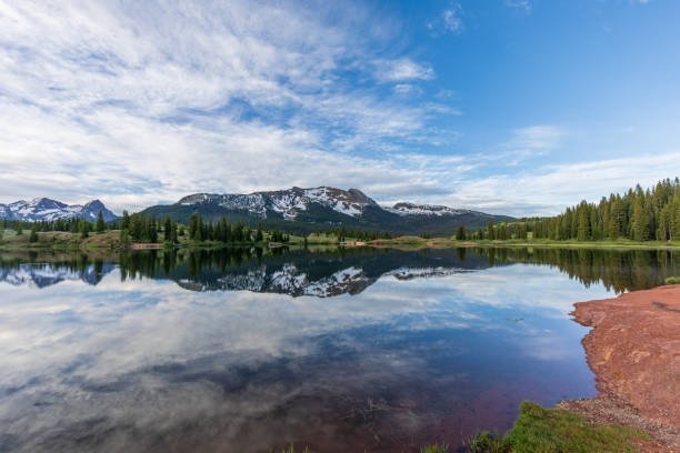 istock Colorado Mountain Lake at Sunrise 999226578