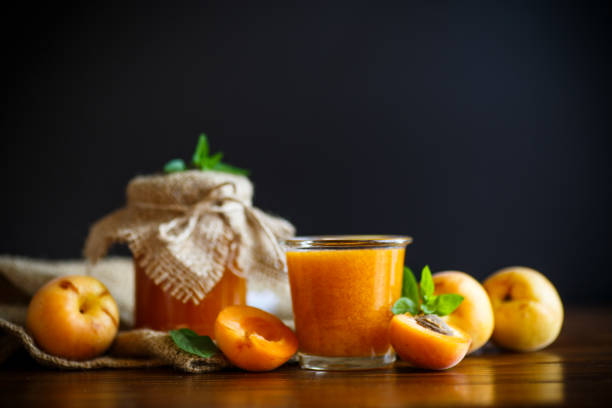 confiture d’abricot douce frais - preserves jar apricot marmalade photos et images de collection