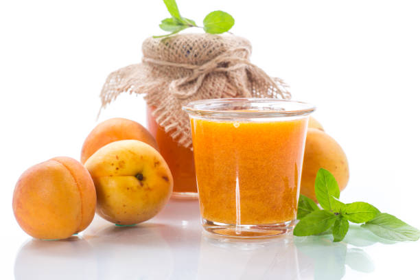 confiture d’abricot douce frais - preserves jar apricot marmalade photos et images de collection