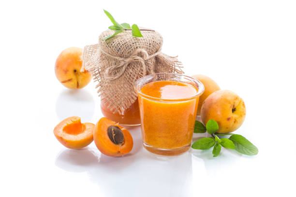 confiture d’abricot douce frais - preserves jar apricot marmalade photos et images de collection