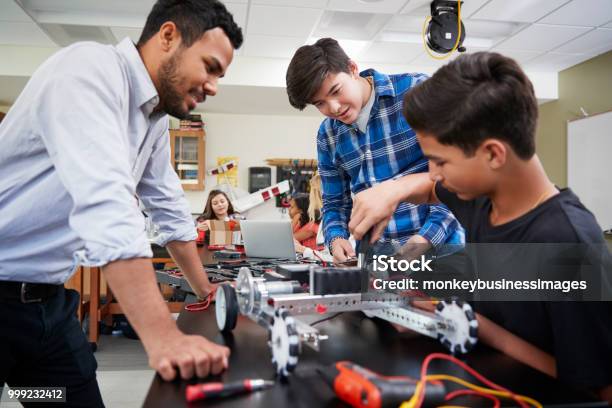 理科の授業で男性生徒建物ロボット先生 - 教師のストックフォトや画像を多数ご用意 - 教師, 高等学校, 教育