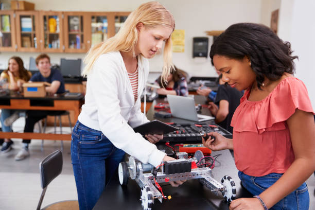 理科の授業で 2 つの女性生徒建物ロボット - child group of people multi ethnic group classroom ストックフォトと画像