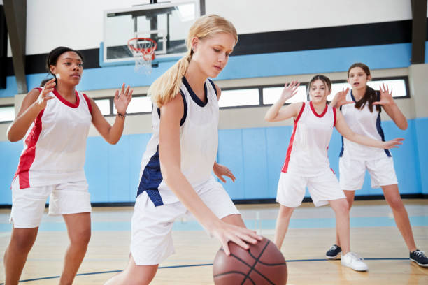 equipa de basquetebol do liceu feminino driblar a bola na quadra - basketball child dribbling basketball player - fotografias e filmes do acervo