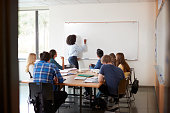 blick-durch-tor-von-high-school-lehrer-am-whiteboard-unterricht-mathematik-klasse.jpg?b=1&s=170x170&k=20&c=KcAyZPixVn8jQw78zpoixXkZhZnnumJ-MYrX7quVwKo=