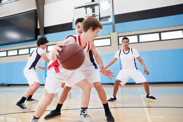 time de basquete masculino do colégio driblar a bola na quadra - basketball child dribbling basketball player - fotografias e filmes do acervo