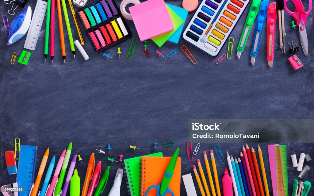 Schul- und Bürobedarf auf Tafel - Lizenzfrei Beginn des Schuljahres Stock-Foto