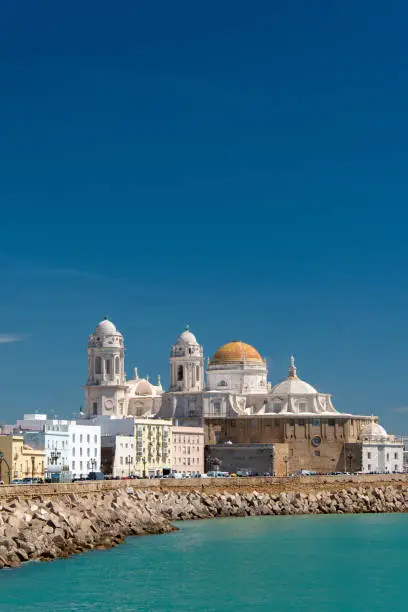 Cádiz seen over the waters of the Atlantic Ocean with the Cathedral de Santa Cruz de Cádiz in the middle.
