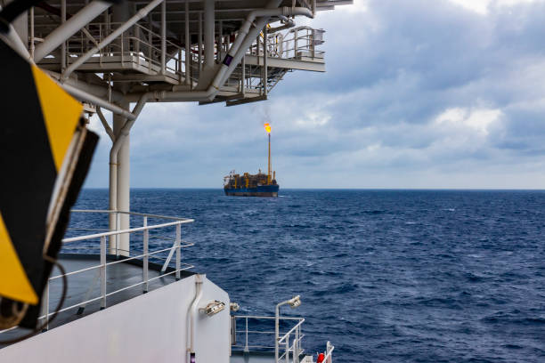 нефтяная промышленность и судно fpso с дымоходом - oil rig brazil oil industry petroleum стоковые фото и изображения