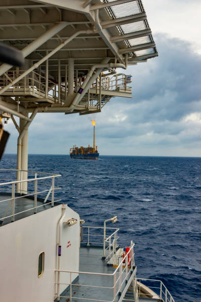 l'industria petrolifera e una nave fpso con un camino - floating oil production platform foto e immagini stock
