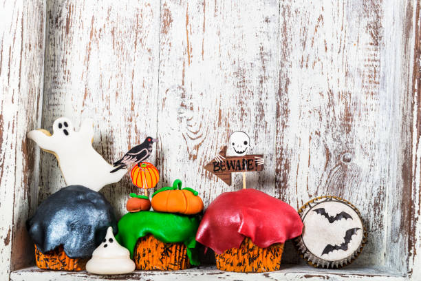 istock Scary Halloween Cupcakes and Cookies 999348410