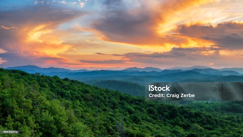 Atardecer de verano de la Blue Ridge Parkway en la roca plana vistas - Foto de stock de Montaña libre de derechos