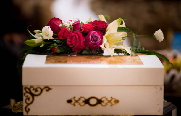 istock Engagement Box with Flowers Bouquet 999429920