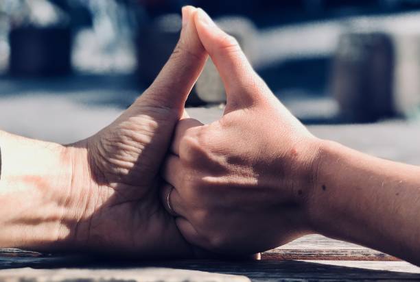 thumb-wrestling - conflict competition arm wrestling business stock-fotos und bilder