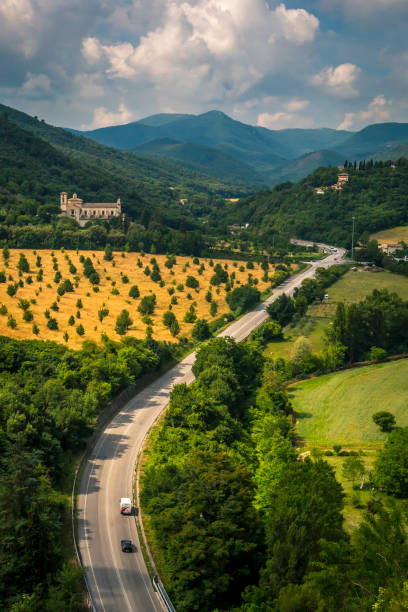 italienska landsbygden - spoleto bildbanksfoton och bilder