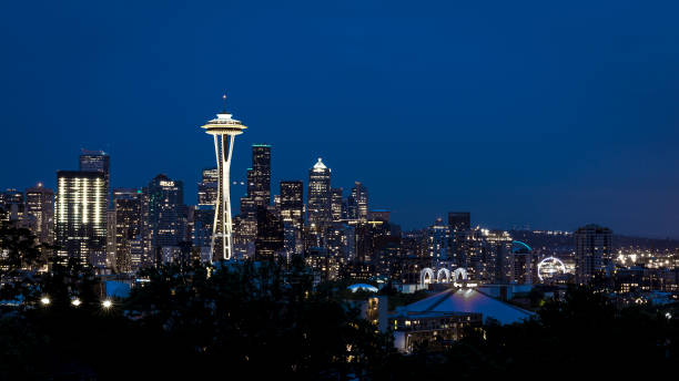 seattle skyline - seattle night skyline architecture and buildings foto e immagini stock