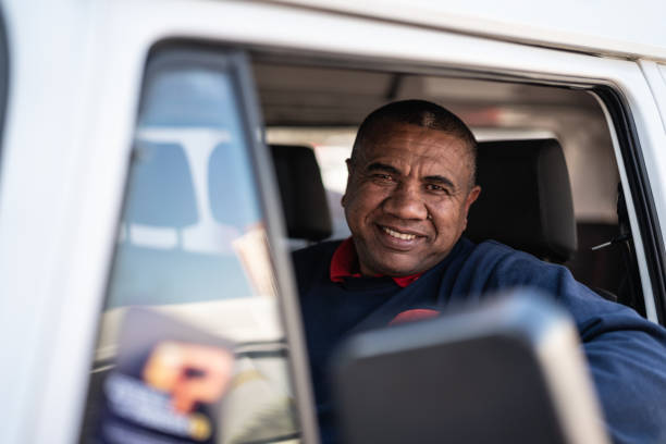 retrato de un conductor - truck driver truck driver driving fotografías e imágenes de stock