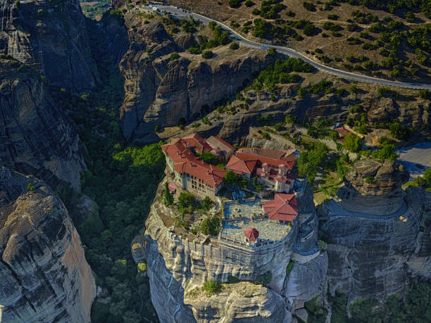 grecia incredibile - meteora monk monastery greece foto e immagini stock