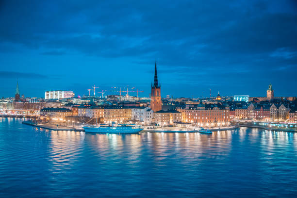 panorama de skyline de stockholm dans le crépuscule, suède - riddarholmen photos et images de collection