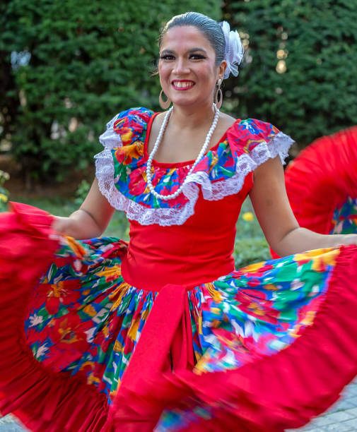 joven bailarina de puerto rico en traje típico - puertorriqueño fotografías e imágenes de stock