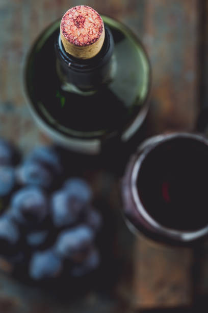 레드 와인 병의 상위 볼 수 있습니다. 와인 코르크에 매크로 선택적 초점입니다. 와인 병, 와인 글래스 및 빈티지 배경 포도. copi 공간, 와인 개념 - cork wine corkscrew old 뉴스 사진 이미지