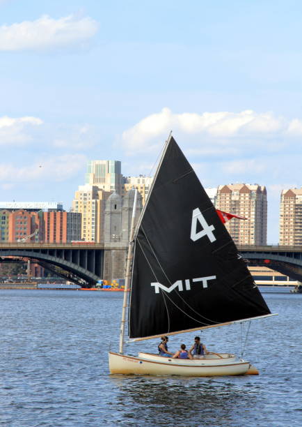 mit sailing boat on charles river - boston charles river cambridge skyline imagens e fotografias de stock