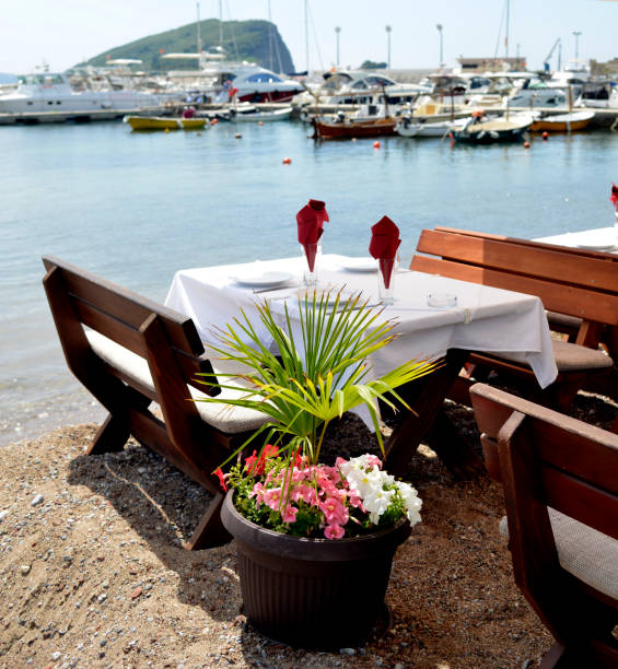 istock Set up table in a restaurant on the beach 999705972
