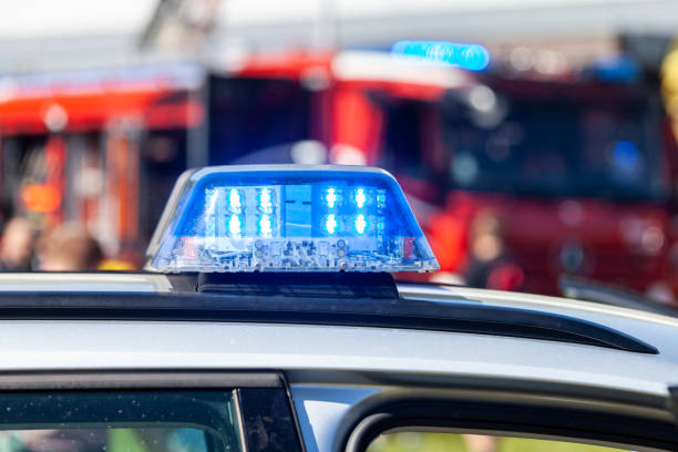 barre lumineuse bleue sur une voiture de police allemande - ambulance healthcare and medicine germany car photos et images de collection