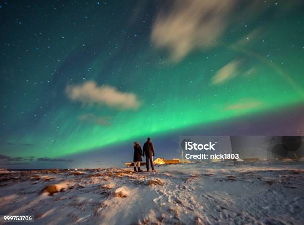 Foto de Turistas Admiram A Aurora Boreal Reine Noruega Ilhas Lofoten e mais fotos de stock de Aurora boreal