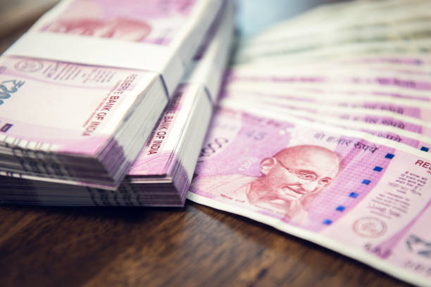 indian rupee money stacks and banknotes on the table - money roll fotos imagens e fotografias de stock