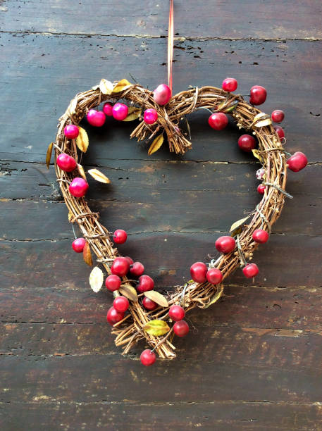istock Crema, Italy: Heart-Shaped Wreath On Old Door 999768866