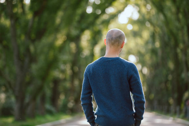 공원에서 피부 머리 아시아 남자의 초상화 - skinhead 뉴스 사진 이미지