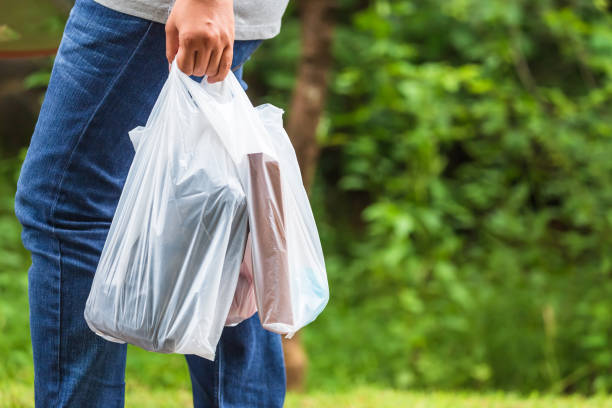 utiliser des sacs en plastique - sac en plastique photos et images de collection