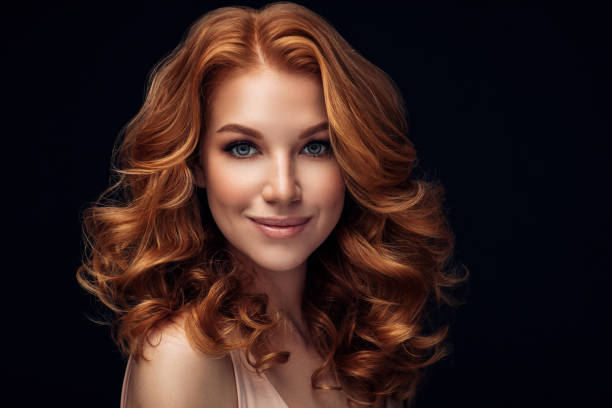red langhaarigem frau - beauty beautiful attractive female red hair stock-fotos und bilder