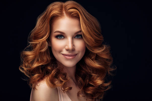 rudowłosa kobieta - hair care hairstyle women curly hair zdjęcia i obrazy z banku zdjęć