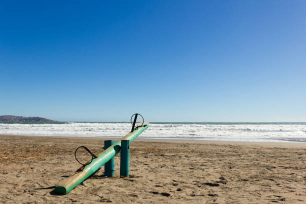 teeter totter in legno vuoto nella giornata di sole nella spiaggia di la serena, cile - totter foto e immagini stock