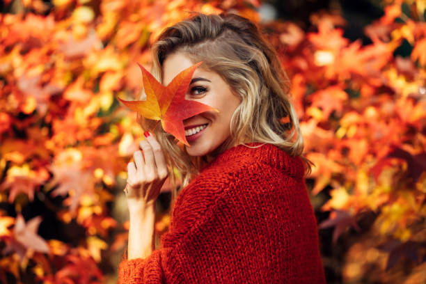 belle femme - women autumn beauty in nature smiling photos et images de collection