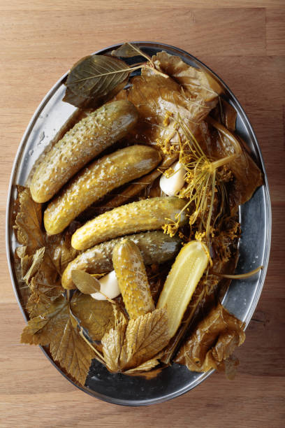 concombres marinés maison en saumure. - horseradish homemade eating food and drink photos et images de collection