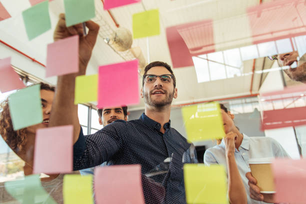 capire le strategie che coinvolgono le loro migliori idee - spremersi le meningi foto e immagini stock