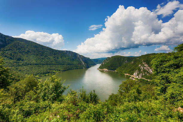 o portão de ferro, um desfiladeiro no rio danúbio - danube river romania serbia river - fotografias e filmes do acervo