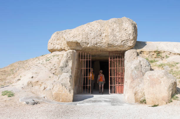 visiteurs à l’entrée au dolmen de menga à antequera, espagne - dolmen photos et images de collection