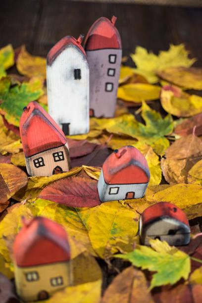 casas de juguete pintados sobre hojas de otoño - 24295 fotografías e imágenes de stock