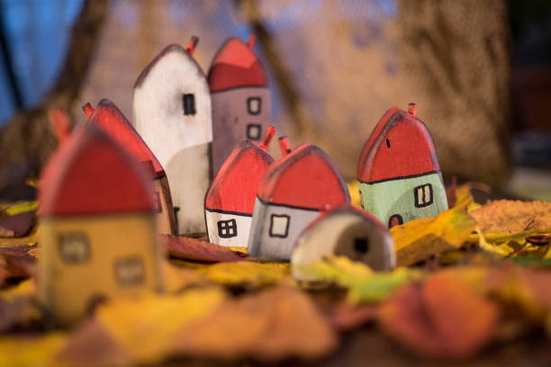 maisons jouets peints sur les feuilles d’automne - 24296 photos et images de collection