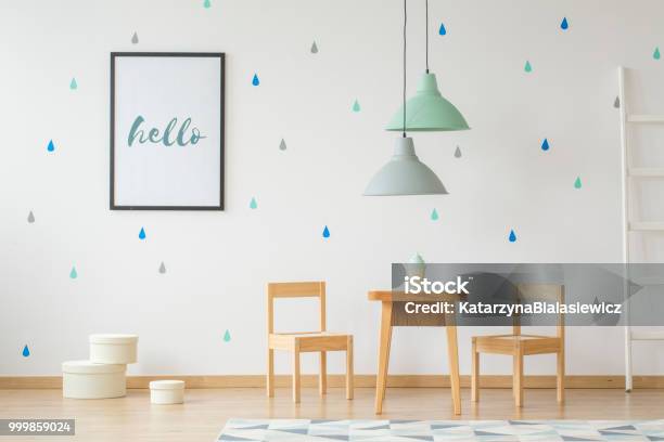 Lampen Über Holztisch Und Stühle Im Innenraum Helles Kind Mit Poster An Der Wand Echtes Foto Stockfoto und mehr Bilder von Kind