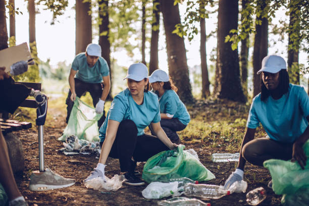 istock Volunteers collecting rubbish 999880778