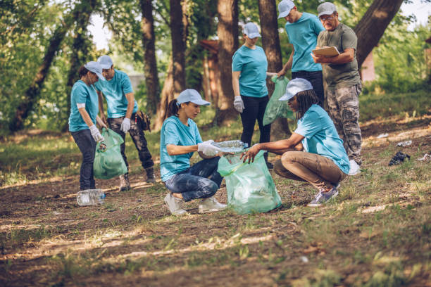 istock Volunteers cleaning up garbage 999889882